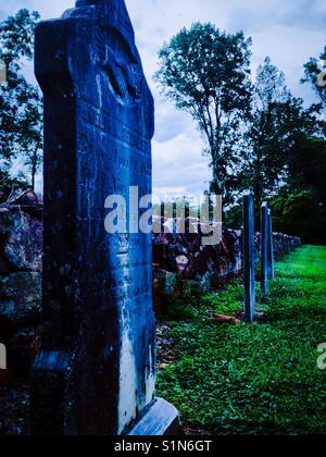 Filter Blau auf grabstein vor der sehr alten Steinmauer in historischen Thyatira Kirche Friedhof Rowan County North Carolina Stockfoto