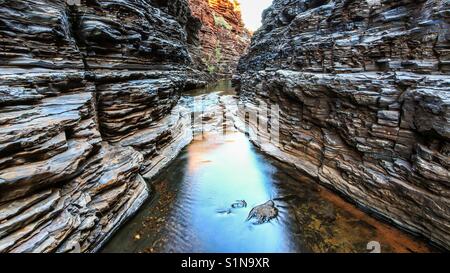 Fluss, der durch hohe felsige Schlucht Stockfoto