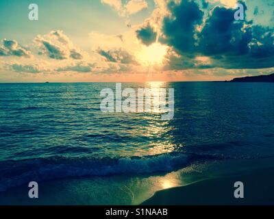 Sonnenuntergang über das Ionische Meer von Kefalonia in Griechenland Stockfoto
