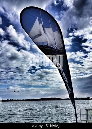 Flagge Marker, boarding Lage für Harbourfront Boot Tour. Stockfoto