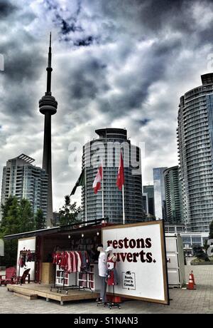 Toronto's Harbourfront Centre mit dem CN Tower im Hintergrund. Stockfoto