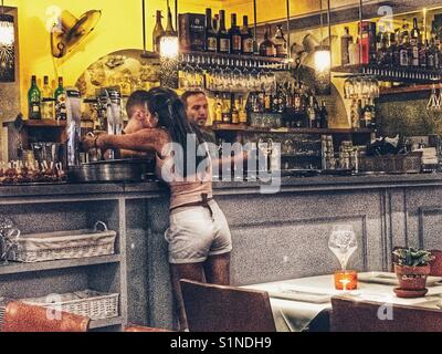 Restaurant Innenraum - der Bar mit Barkeeper und Kellnerin Stockfoto