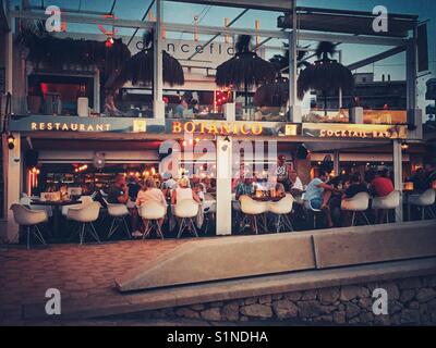 Restaurant Botanico Cocktail Bar am Strand Arenal in Javea, Spanien. Abendessen im Restaurant in der Nacht im Sommer Stockfoto