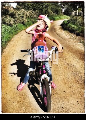 Kind auf dem Fahrrad Stockfoto