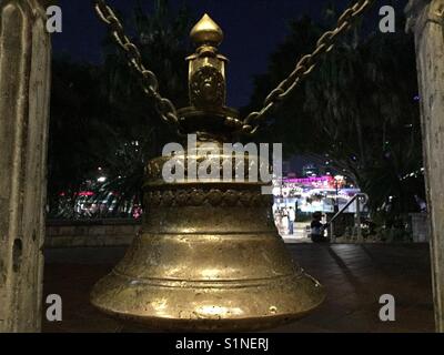 South Bank, Brisbane, Queensland, Australien, Bell ausserhalb des nepalesischen Frieden Pagode Stockfoto