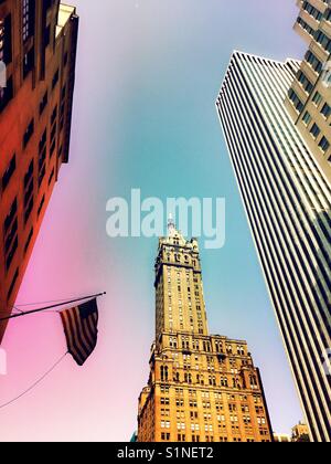 Sherry Netherland Apartment und Hotel an der Fifth Avenue und eine amerikanische Flagge, New York City, USAA Stockfoto