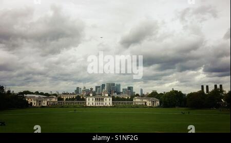 Blick auf die Queens House und Canary Wharf von Greenwich Park Stockfoto
