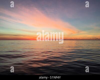 Dämmerung bricht über den Atlantik Stockfoto