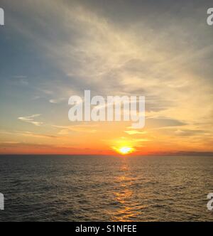 Die Sonne über den Atlantik steigend Stockfoto