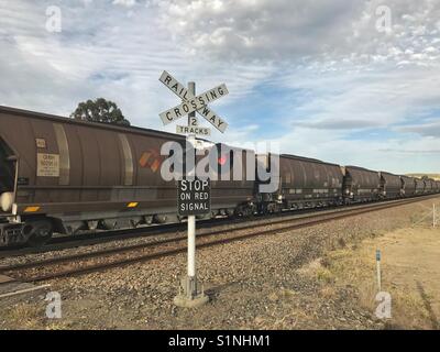 Kohle Zug am Bahnübergang. Stockfoto