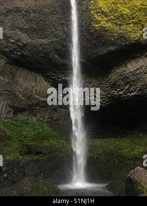 Latourell Falls, ein Wasserfall entlang des Columbia River Gorge im US-Staat Oregon Stockfoto