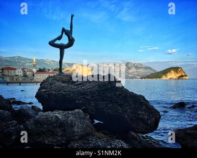 Dancing Girl Statue auf dem Felsen in Budva Stadt über Adria in Montenegro Stockfoto