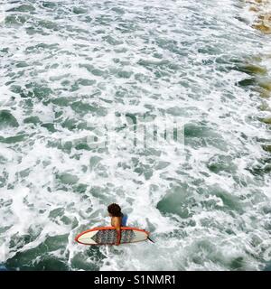 Eine männliche Surfer geht zu surfen. Manhattan Beach, Kalifornien, USA. Stockfoto