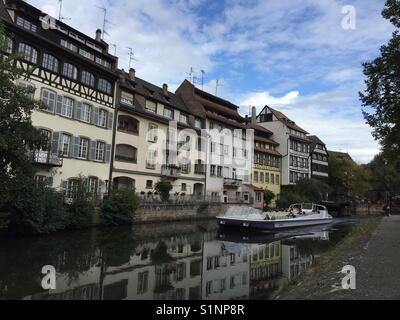 Rue du Bain aux gepflanzt in Straßburg, Frankreich, alte Gebäude,, Weltkulturerbe, Fluss, Kanäle, mit touristischen Boot Stockfoto