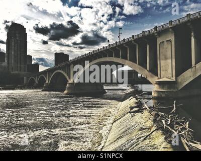 Brücke über den Mississippi River in Minneapolis, Minnesota, USA Stockfoto