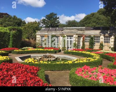 MOUNT EDGCUMBE PARK, Plymouth, England. 17. August 2017. Das Haus in der Italienischen Gärten ist immer noch von Blumenbeeten trotz der frühen Herbst umgeben. Stockfoto