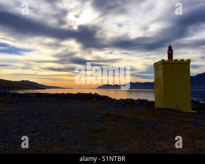 Sonnenuntergang in Island. Leuchtturm. Stockfoto