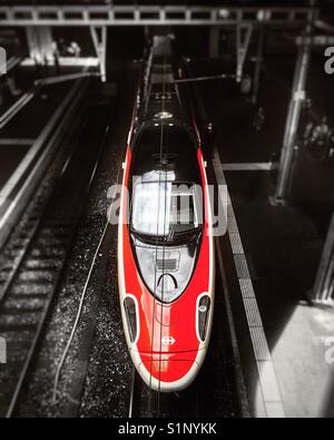 Schweizerische Bundesbahnen Pendolino Zug am Bahnhof Bern Stockfoto