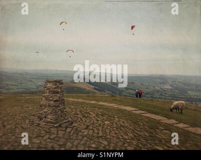 Wanderer, Gleitschirmflieger über Mam Tor, Nationalpark Peak District, Derbyshire, UK Flying Stockfoto