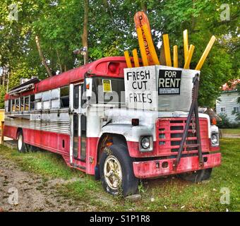 Old School Bus eingeschaltet in einem Chip Truck. Stockfoto