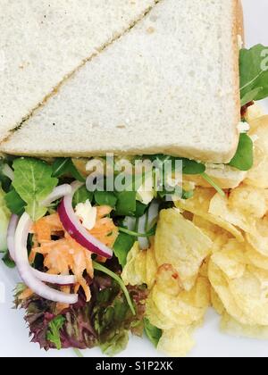 Käse und Salat Sandwich mit Chips Stockfoto