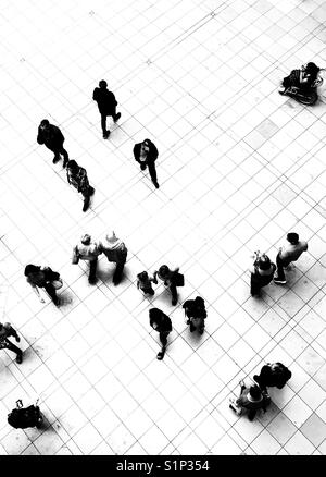 Silhouette von Menschen zu Fuß im Erdgeschoss des Grand Arcade Shopping Centre in Cambridge, Großbritannien Stockfoto