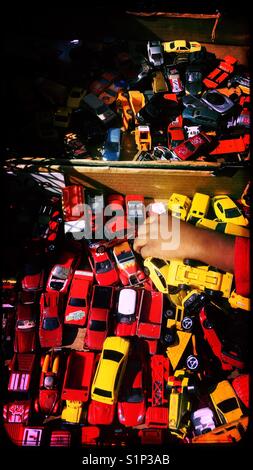 Matchbox Autos auf einem Flohmarkt Abschaltdruck Stockfoto