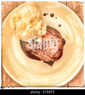 Chocolate Brownies mit Vanilleeis. Stockfoto