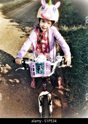 Mädchen auf dem Fahrrad Stockfoto