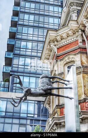 Inversion (2010) Skulptur von Eldon Granat, James Cooper Mansion, Toronto, Ontario, Kanada. Bronze Hirsch senkrecht auf Edelstahl unterstützen. Stockfoto