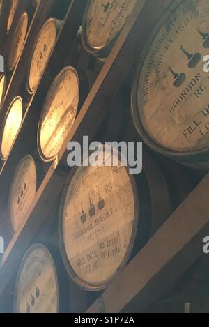 Woodford Reserve 3 - - Blick auf die rickhouse Stapel des Alterns Bourbon Barrel am Woodford Reserve. Stockfoto