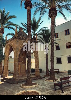 Typische kleine Quadrat mit einem religiösen Monument, das sich in der Altstadt von Javea, Alicante, Spanien Stockfoto