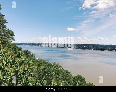 Blick auf den Hudson River in Richtung Yonkers, New York, vom New Jersey Palisades. Stockfoto