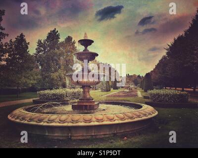 Eine dekorative Brunnen in der Avenue Gärten in das Regent's Park in London, Großbritannien Stockfoto