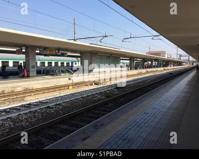 Bahnhof Bologna Centrale entfernt. Italien Stockfoto