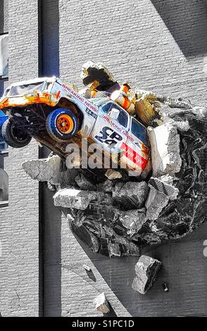 Skulptur von Nachrichten Lkw aus der Wand brechen, CTV (City TV) Gebäude (1913), Queen Street West, Toronto, Ontario, Kanada Stockfoto