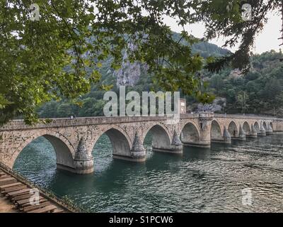 Visegrad Bosna und Herzegowina Blick auf die Mehmed Pasa Sokolovic Brücke und den Drina Fluss Stockfoto