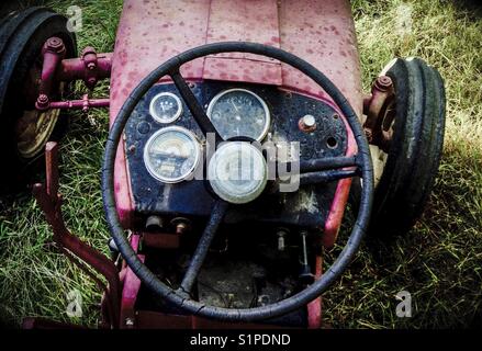 Rotes Traktorlenkrad in Vintage-Rot Stockfoto