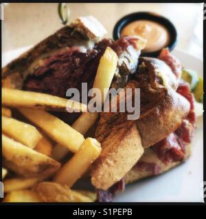 Rubin Sandwich und Pommes frites Stockfoto