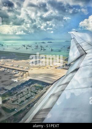 Die wichtigsten Terminals am Internationalen Flughafen Hong Kong bei Chep Lap Kok unter einem Flugzeugflügel Stockfoto