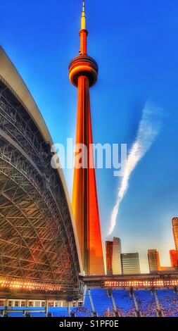 CN Tower aus dem Rogers Centre, Toronto, Ontario, Kanada Stockfoto