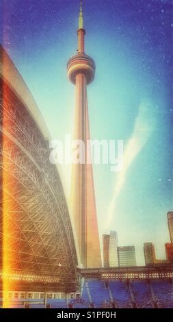 CN Tower aus dem Rogers Centre, Toronto, Ontario, Kanada Stockfoto