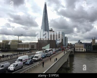 Der Verkehr wird gesehen Queuing auf die London Bridge in den frühen Morgen Rush Hour in London, England. Stockfoto