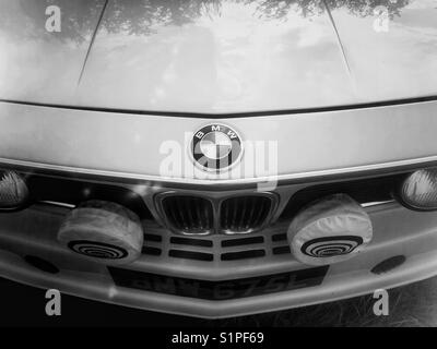 Die BMW Abzeichen auf der Motorhaube eines klassischen BMW Sport Auto bei einem Oldtimertreffen in Hampshire gesehen. Stockfoto