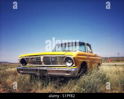 Altes und rostiger Ford-Wagen auf der Route 66, Kalifornien, USA Stockfoto