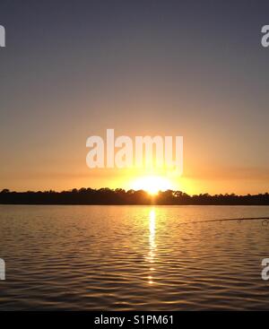 Fischen bei Sonnenuntergang in Lake Placid, Florida Stockfoto