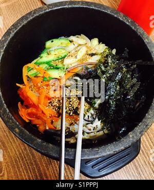 Eine Schüssel mit koreanischen Bibimbap, eine traditionelle koreanische Gericht. Stockfoto