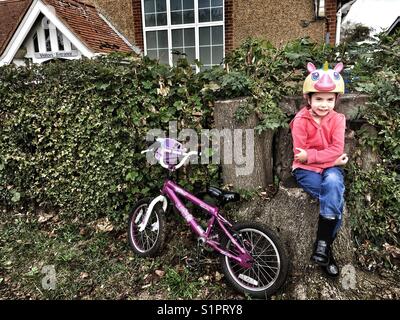 Mädchen in der Schule mit dem Fahrrad anreisen Stockfoto