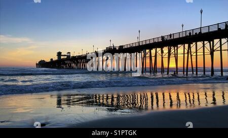 Sonnenuntergang Marine im Oceanside Pier in Südkalifornien Stockfoto