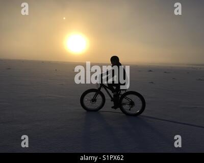 Fat Tire Bike entlang der Küste in Anchorage, Alaska bei Sonnenuntergang. Stockfoto